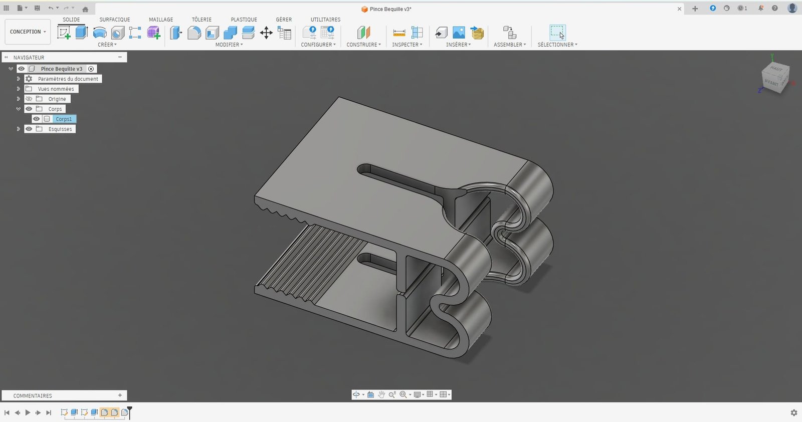 Modèle 3D d'une pince de serrage en cours de conception dans un logiciel de CAO, vue en perspective montrant les mâchoires et le mécanisme de serrage.